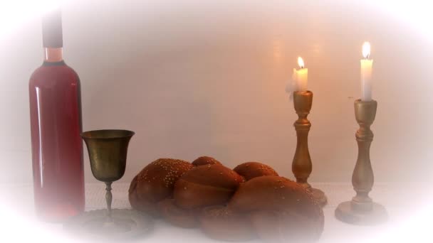 Şabat görüntüleri. Challah ekmek, Şabat şarap ve mumlar masada — Stok video