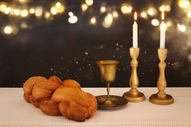 Şabat görüntü. Challah ekmek, Şabat şarap ve mumlar masada