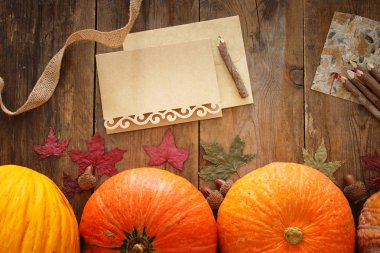 Kabaklar ve sonbahar yaprakları üzerinde ahşap arka plan. Şükran günü ve Cadılar Bayramı kavramı. Üstten Görünüm