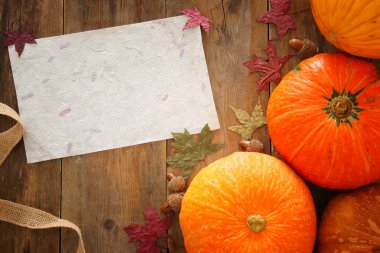 Kabaklar ve sonbahar yaprakları üzerinde ahşap arka plan. Şükran günü ve Cadılar Bayramı kavramı. Üstten Görünüm