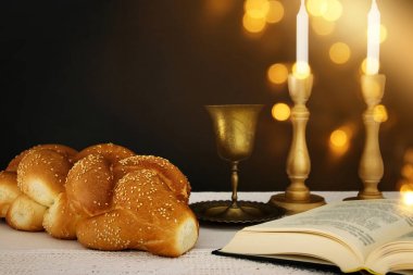 Şabat görüntü. Challah ekmek, Şabat şarap ve mumlar masada