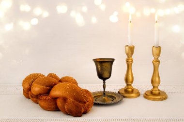 Şabat görüntü. Challah ekmek, Şabat şarap ve mumlar masada