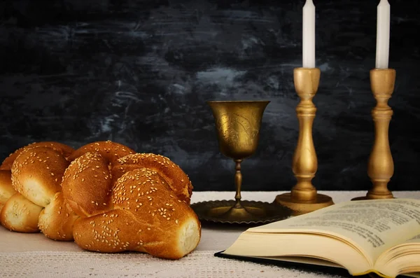 Afbeelding van de Shabbat. shabbat wijn, Challah brood en kaarsen op de tafel — Stockfoto