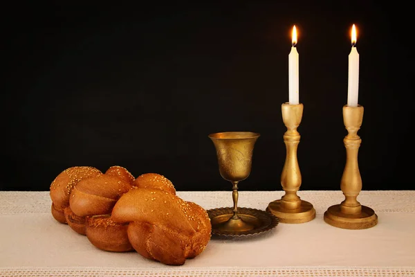 Afbeelding van de Shabbat. shabbat wijn, Challah brood en kaarsen op de tafel — Stockfoto