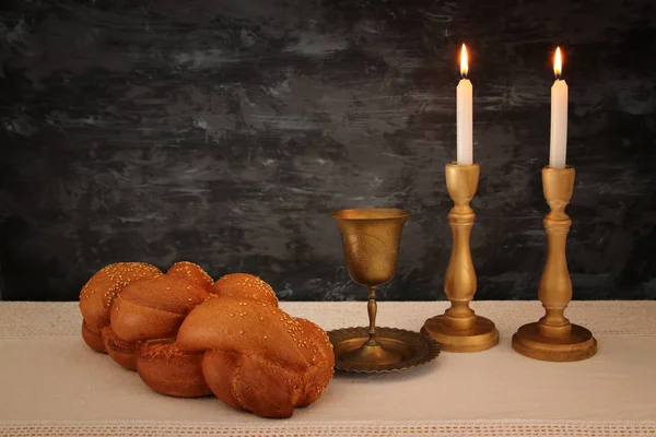 Shabbat-Image. Challah-Brot, Shabbat-Wein und Kerzen auf dem Tisch — Stockfoto