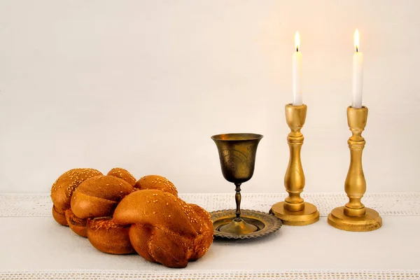 Shabbat-Image. Challah-Brot, Shabbat-Wein und Kerzen auf dem Tisch — Stockfoto