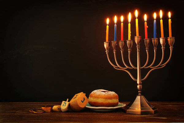 Изображение еврейского праздника Ханука фон с традиционным топом спиннига, менора (традиционные канделябры
)