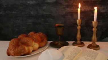 Şabat görüntüleri. Challah ekmek, Şabat şarap ve mumlar masada