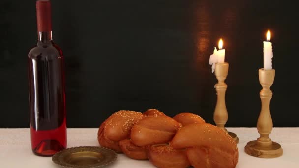 Metraje de shabbat. Pan, vino de shabbat y velas sobre la mesa — Vídeos de Stock