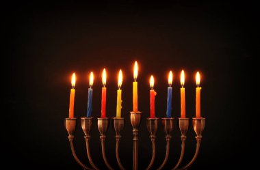 Yahudi tatil Hanukkah menorah (geleneksel Mumluk) ve yanan mumlar arka plan görüntü