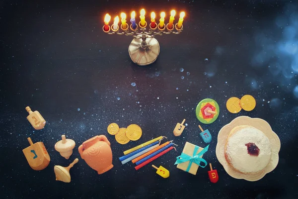 Vista dall'alto immagine della vacanza ebraica Hanukkah sfondo con tradizionale spinnig top, menorah (candelabro tradizionale ) — Foto Stock