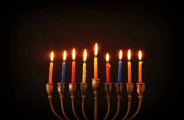 Imagem de férias judaicas Hanukkah fundo com menorah (candelabro tradicional) e velas ardentes — Fotografia de Stock