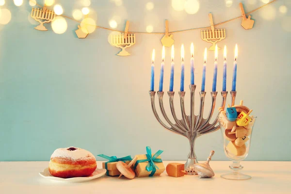 Imagen de las vacaciones judías fondo Hanukkah con la parte superior spinnig tradicional, menorah (candelabros tradicionales ) — Foto de Stock