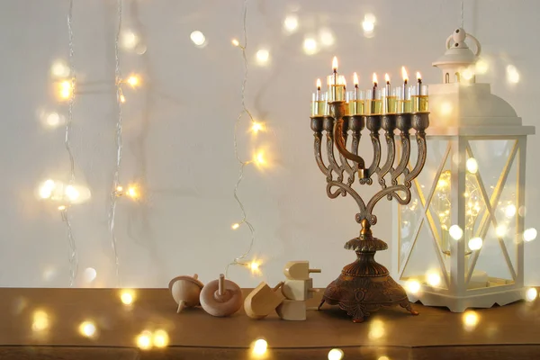 Εικόνα της εβραϊκής διακοπές Hanukkah φόντο με παραδοσιακή spinnig κορυφή, menorah (παραδοσιακό μανουάλια) — Φωτογραφία Αρχείου