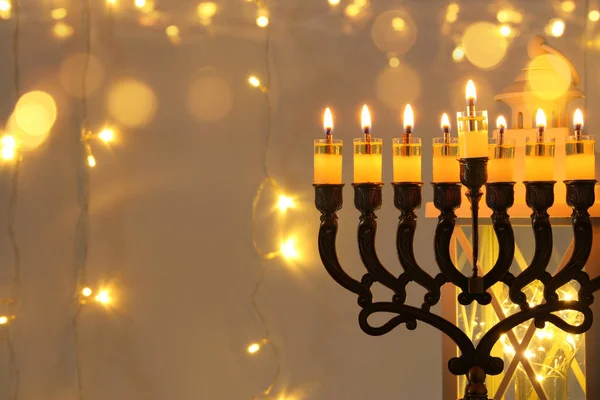 Imagen clave baja de vacaciones judías fondo de Hanukkah con menorah (candelabros tradicionales ) —  Fotos de Stock