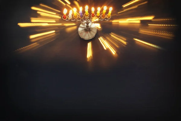 Immagine della festa ebraica Hanukkah sfondo con menorah (candelabro tradizionale) e candele ardenti — Foto Stock