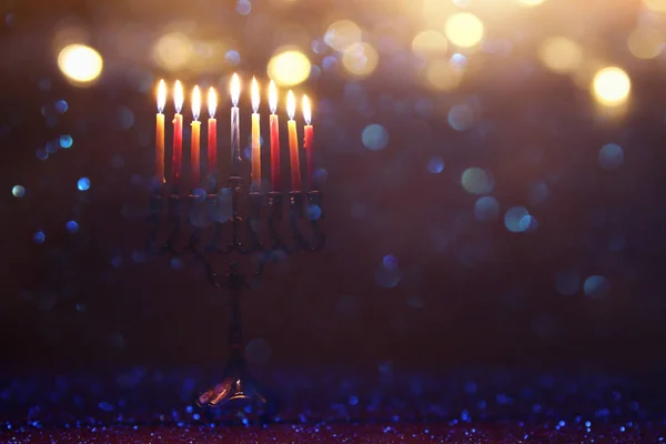 Lage sleutel Image van Joodse vakantie Hanukkah achtergrond met menora (traditionele kandelaar) en het branden van kaarsen. — Stockfoto