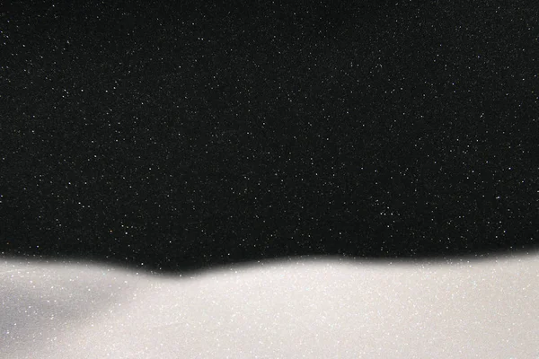 Абстрактное изображение пролетающего снега на черном фоне, зимний сезон — стоковое фото
