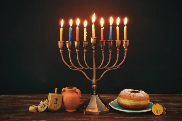 Imagen de spinnig top, menorah (candelabros tradicionales) y velas encendidas —  Fotos de Stock