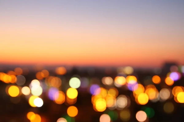 Imagen abstracta de fondo borroso de la ciudad de noche con luces de círculo . —  Fotos de Stock