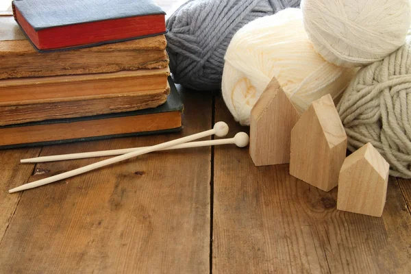 Warme en gezellige garen ballen van wol op houten tafel. — Stockfoto