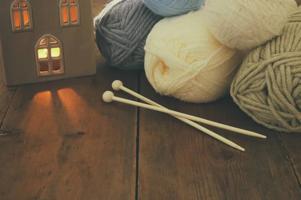 Warme en gezellige garen ballen van wol op houten tafel. — Stockfoto