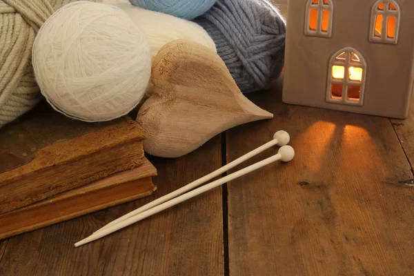Bolas de lana cálidas y acogedoras en la mesa de madera . — Foto de Stock