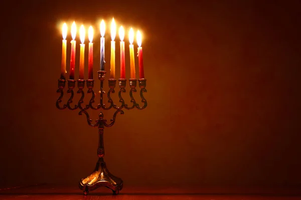 Imagen clave baja de vacaciones judías fondo de Hanukkah con menorah (candelabros tradicionales ) —  Fotos de Stock