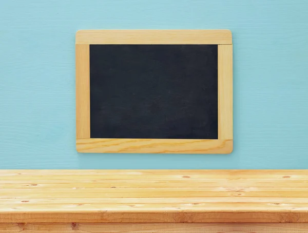 Tom vintage blackboard på trä bakgrund — Stockfoto