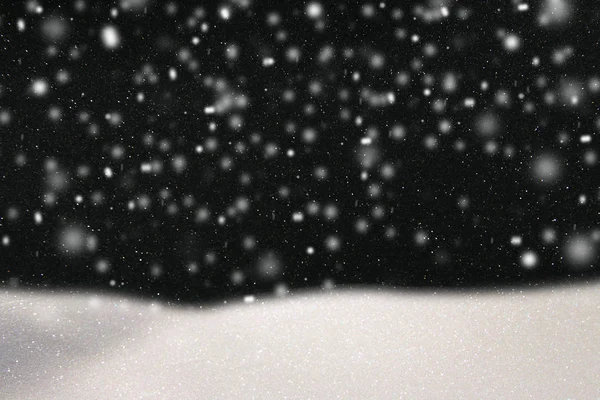 Abstract beeld van vliegen sneeuw over zwarte achtergrond, winterseizoen — Stockfoto