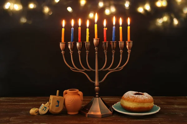Imagen de spinnig top, menorah (candelabros tradicionales) y velas encendidas —  Fotos de Stock