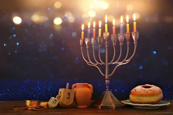 Bild av spinnig topp, menorah (traditionella kandelabrar) och brinnande ljus — Stockfoto