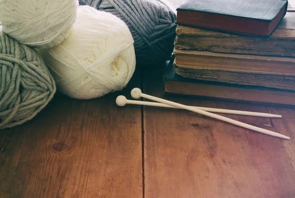 Warme en gezellige garen ballen van wol op houten tafel. — Stockfoto