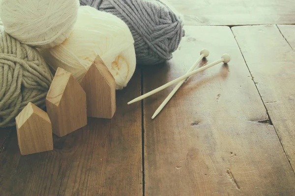 Warme und gemütliche Wollknäuel auf Holztisch. — Stockfoto