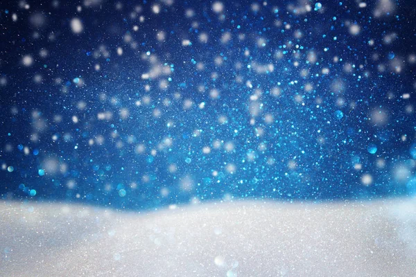 Immagine astratta di neve volante su sfondo blu scuro, stagione invernale — Foto Stock
