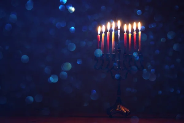 Imagen clave baja de vacaciones judías fondo de Hanukkah con menorah (candelabros tradicionales ) — Foto de Stock
