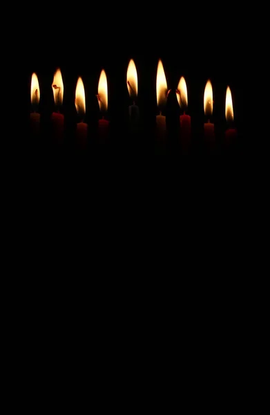 Low-Key-Bild des jüdischen Feiertags Chanukka Hintergrund mit brennenden Kerzen — Stockfoto