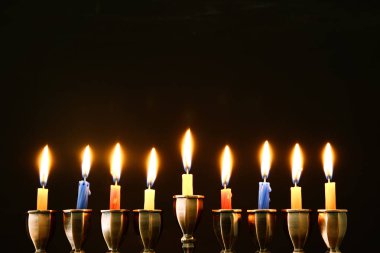 Yahudi tatil Hanukkah menorah (geleneksel Mumluk) ve yanan mumlar arka plan