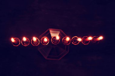 Yahudi tatil Hanukkah menorah (geleneksel Mumluk) ve yanan mumlar arka plan