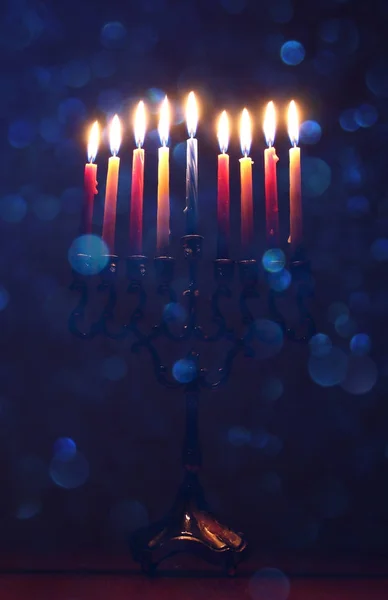 Bild des jüdischen Feiertags Chanukka Hintergrund mit Menora (traditionelle Leuchter) und brennenden Kerzen. — Stockfoto