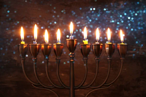 Vacances juives Hanoukka fond avec menorah (candélabre traditionnel) et des bougies allumées — Photo