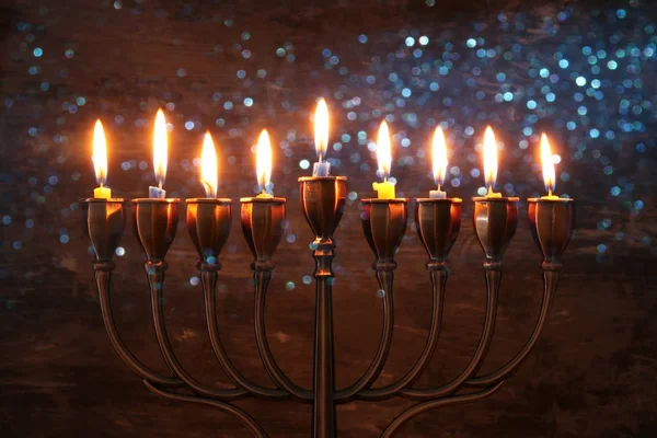 Zsidó ünnep Hanuka menorah (hagyományos kandeláberek) és égő gyertyák háttér — Stock Fotó