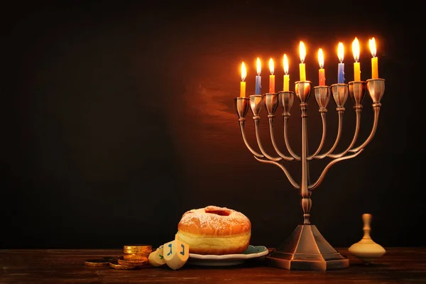 Judiska högtiden Hanukkah bakgrund med traditionella spinnig top, menorah (traditionella kandelabrar) och brinnande ljus — Stockfoto