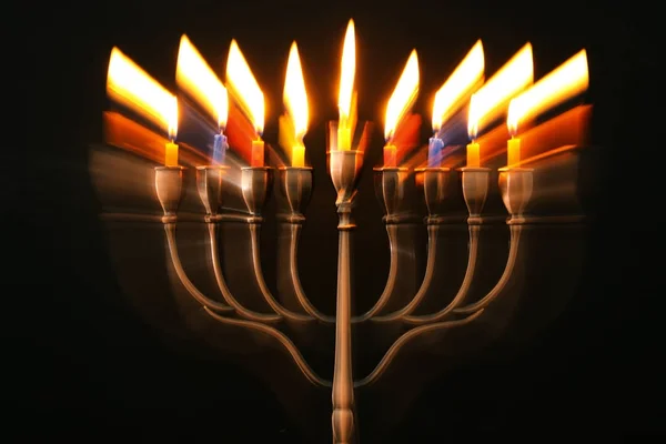 Imagen abstracta de vacaciones judías fondo Hanukkah con menorah (candelabros tradicionales) y velas encendidas . —  Fotos de Stock