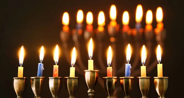 Joodse vakantie Hanukkah achtergrond met menora (traditionele kandelaar) en brandende kaarsen — Stockfoto