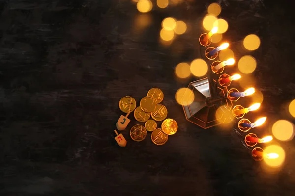 Jüdischer Feiertag Chanukka Hintergrund mit traditionellem Spinnigtop, Menora (traditioneller Leuchter) und brennenden Kerzen — Stockfoto