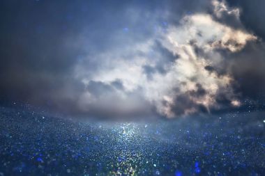 soyut fırtınalı gökyüzü bulutlu. parlak ışıklar arka plan. Mavi, siyah ve gümüş. odaklı de.