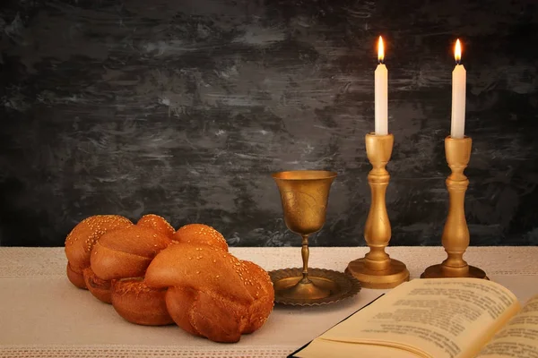 Shabbat εικόνα. ψωμί Χαλά, shabbat κρασί και κεριά στο τραπέζι — Φωτογραφία Αρχείου