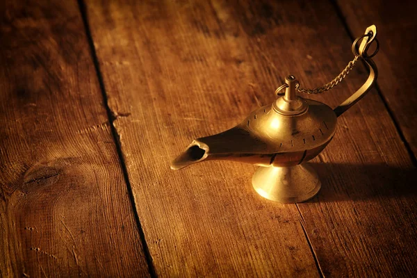 Imagem de lâmpada aladdin mágica. Lâmpada de desejos . — Fotografia de Stock