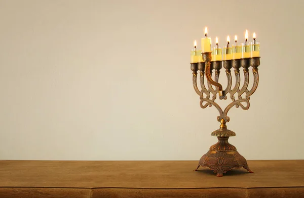 Bild des jüdischen Feiertags Chanukka Hintergrund mit Menora (traditionelle Leuchter) und brennenden Kerzen — Stockfoto